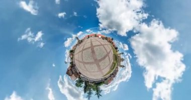 Uzayeğriliği ile küçük gezegen Dönüşüm. Harika bulutlar ile küçük şehirde tam flyby panorama Soyut burulma ve iplik 