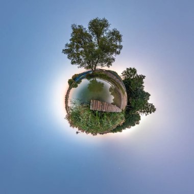Küresel panorama360 derece küçük gezegen dönüşümü. Müthiş güzel bulutlar ile nehir yakınında küresel soyut hava görünümü. Uzayın eğriliği.