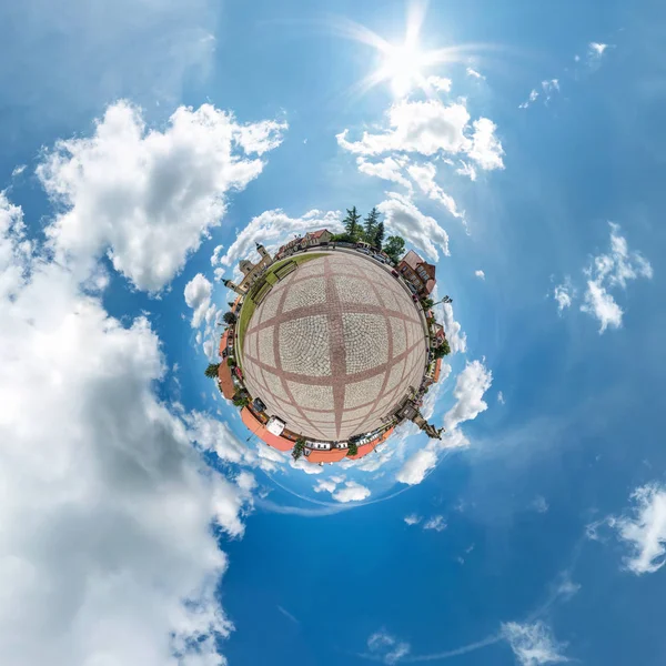 Pequena transformação planetária de panorama esférico 360 graus. Vista aérea abstrata esférica em cidade pequena com incríveis nuvens bonitas. Curvatura do espaço . — Fotografia de Stock