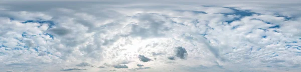 Bezszwowe zachmurzenie błękitne niebo panorama hdri 360 stopni kąt widzenia z zenitem i piękne chmury do wykorzystania w grafice 3D jako kopuła nieba lub edytować strzał drona — Zdjęcie stockowe