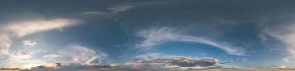 Zökkenőmentes felhős kék ég hdri panoráma 360 fokos szög kilátás zenit és gyönyörű felhők használatra 3D-s grafika, mint az ég kupola vagy szerkesztése drón lövés — Stock Fotó
