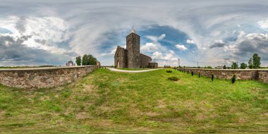 Tam dikişsiz küresel hdri panorama küçük bir köyde 360 derecelik bir açı dekoratif ortaçağ mimari kilisesi ile aynı dikdörtgen şeklindeki en küçük ve en az üç boyutlu projeksiyonla. vr içeriği