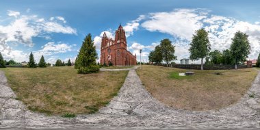 Tam dikişsiz küresel hdri panorama küçük bir köyde 360 derecelik bir açı dekoratif ortaçağ mimari kilisesi ile aynı dikdörtgen şeklindeki en küçük ve en az üç boyutlu projeksiyonla. vr içeriği