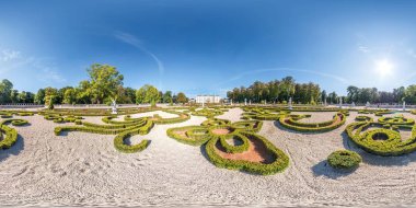 avluya yakın şehir parkı tam sorunsuz küresel hdri panorama 360 derece açı görünümü zenith ve nadir ile heykeller equirectangular projeksiyon ile ortaçağ kale restore. Vr içeriği için