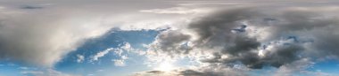 Pürüzsüz mavi gökyüzü hdri panorama 360 derecelik açı açısı ve 3 boyutlu grafiklerde gökyüzü kubbesi olarak kullanılacak güzel bulutlar veya drone görüntüsünü düzenle