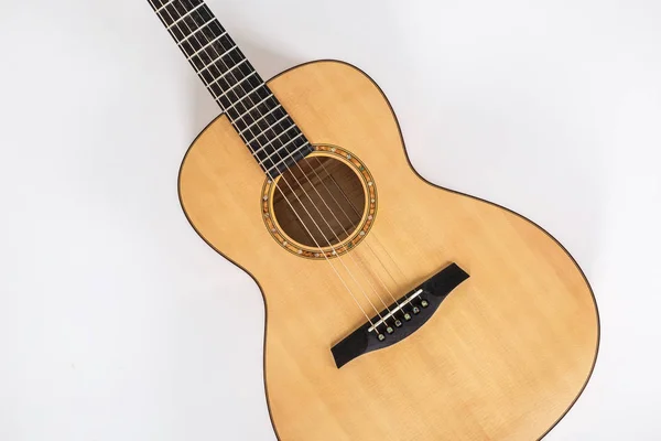 Trä konsistens av nedre däck sex strängar akustisk gitarr på WHI — Stockfoto