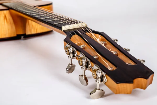 Textura de madera de la cubierta inferior de seis cuerdas guitarra acústica en whi —  Fotos de Stock