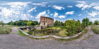 tam sorunsuz küresel hdri panorama 360 derece açı görünümü equirectangular projeksiyon, Vr Ar sanal gerçeklik içeriği eski su değirmeni baraj yakınında. Rüzgar enerjisi üretimi. Saf yeşil enerji.