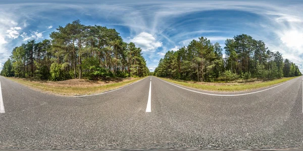 Volledig naadloos sferisch HDRI Panorama 360 graden hoek weergave op asfalt weg tussen Pinery forest in zomerdag met geweldige wolken in een rechthoekige projectie, klaar VR AR Virtual Reality-inhoud — Stockfoto