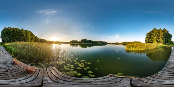 Zenith, hazır Vr Ar sanal gerçeklik içeriği ile equirectangular projeksiyon akşam göl yakınlarındaki ahşap iskele de tam sorunsuz küresel hdri panorama 360 derece açı görünümü — Stok fotoğraf