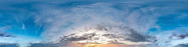 Sans couture ciel bleu nuageux panorama hdri 360 degrés vue d'angle avec zénith et de beaux nuages pour une utilisation dans les graphismes 3D comme dôme du ciel ou éditer un tir de drone — Photo