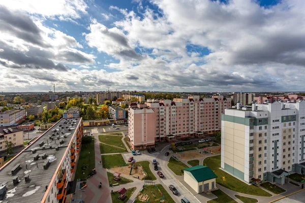 Панорамний вид на нову чверть багатоповерхівку міська забудова — стокове фото