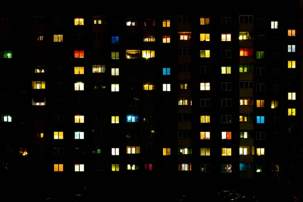 Platt natt panorama av flerfärgat ljus i fönster av flervåningshus. livet i storstaden — Stockfoto