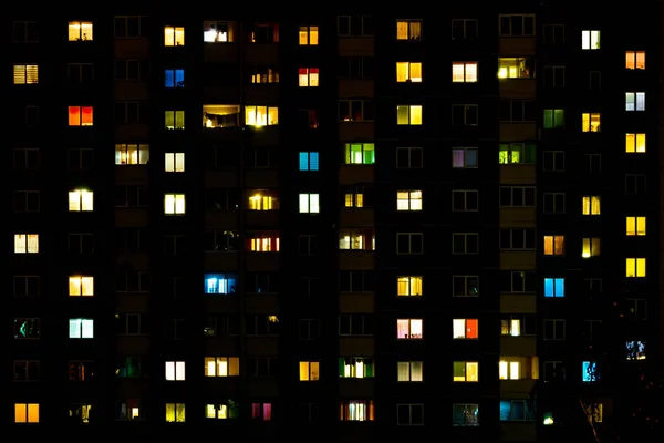 Platte nachtpanorama van multicolor licht in ramen van multistory gebouwen. het leven in de grote stad — Stockfoto