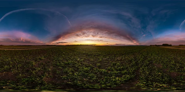 Panorama hdri esférico sem costura completo 360 graus vista de ângulo entre os campos no pôr do sol da noite de outono com nuvens impressionantes em projeção equiretangular, pronto para realidade virtual VR AR — Fotografia de Stock