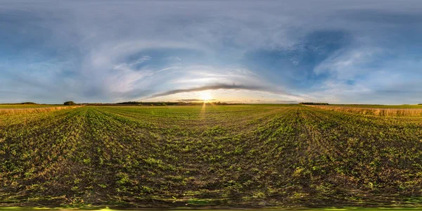 Panorama hdri esférico sem costura completo 360 graus vista de ângulo entre os campos no pôr do sol da noite de outono com nuvens impressionantes em projeção equiretangular, pronto para realidade virtual VR AR — Fotografia de Stock