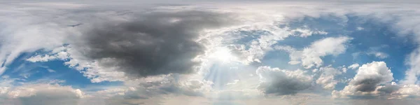 Sin fisuras cielo azul nublado hdri panorama 360 grados ángulo de vista con cenit y hermosas nubes para su uso en gráficos 3D como cúpula del cielo o editar tiro de dron —  Fotos de Stock