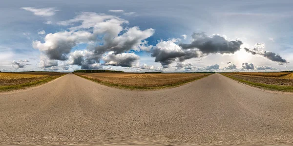 Panorama hdri esférico sin costuras completo 360 grados ángulo de visión en carretera de asfalto entre los campos en el día de otoño con nubes impresionantes en proyección equirectangular, listo para VR AR contenido de realidad virtual —  Fotos de Stock