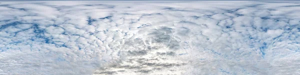 Panorama de hdri céu azul nublado sem costura 360 graus vista de ângulo com zênite e belas nuvens para uso em gráficos 3d como cúpula do céu ou editar tiro drone — Fotografia de Stock