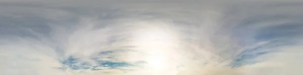 Panorama de hdri céu azul nublado sem costura 360 graus vista de ângulo com zênite e belas nuvens para uso em gráficos 3d como cúpula do céu ou editar tiro drone — Fotografia de Stock