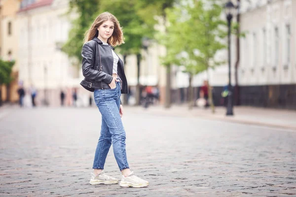 Portrait de petite fille élégante petite fille dans la rue urbaine de la ville — Photo