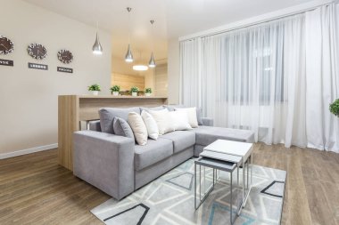 Minsk, Belarus - Eylül 2019: Açık renkli stüdyo dairelerdeki modern lüks misafir odası veya yatak odası