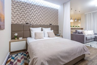 Minsk, Belarus - Eylül 2019: Açık renkli stüdyo dairelerdeki modern lüks misafir odası veya yatak odası