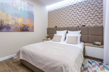 Minsk, Belarus - Eylül 2019: Açık renkli stüdyo dairelerdeki modern lüks misafir odası veya yatak odası