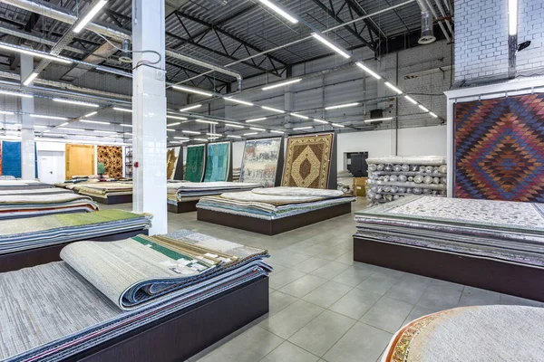 MINSK, BELARUS - SEPTEMBRE 2019 : intérieur du magasin élite de tapis tricotés à la main. piles de tapis — Photo