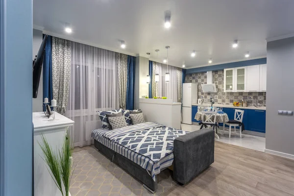 MINSK, BELARUS - SEPTIEMBRE, 2019: Interior de la habitación o dormitorio de lujo moderno en apartamentos tipo estudio de color azul claro —  Fotos de Stock