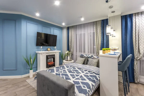 MINSK, BELARUS - SEPTIEMBRE, 2019: Interior de la habitación o dormitorio de lujo moderno en apartamentos tipo estudio de color azul claro —  Fotos de Stock