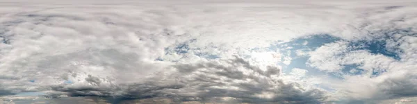 Sin fisuras cielo azul nublado hdri panorama 360 grados ángulo de vista con cenit y hermosas nubes para su uso en gráficos 3D como cúpula del cielo o editar tiro de dron —  Fotos de Stock