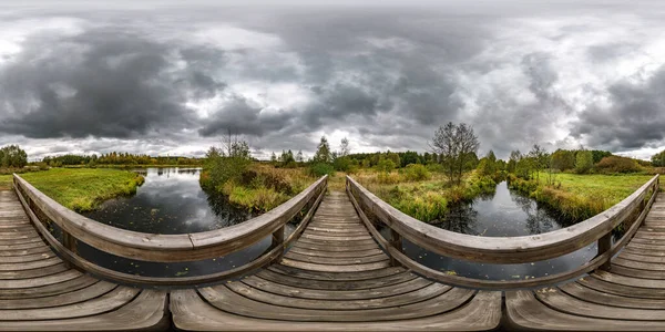 Volle nahtlose sphärische hdri panorama 360-Grad-Winkel-Blick auf Holzbrücke über den Flusskanal mit grauen hellen Wolken am Himmel in gleicheckiger Projektion mit Zenit und Nadir, vr ar content. — Stockfoto