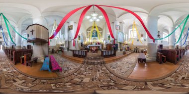 Rogotno, Belarus - Mayıs 2019: Tam dikişsiz küresel hdri panorama küçük dekoratif ortaçağ tarzı mimari kilisesi içinde eşit dikdörtgen şeklinde projeksiyonla 360 derece açı. vr içeriği