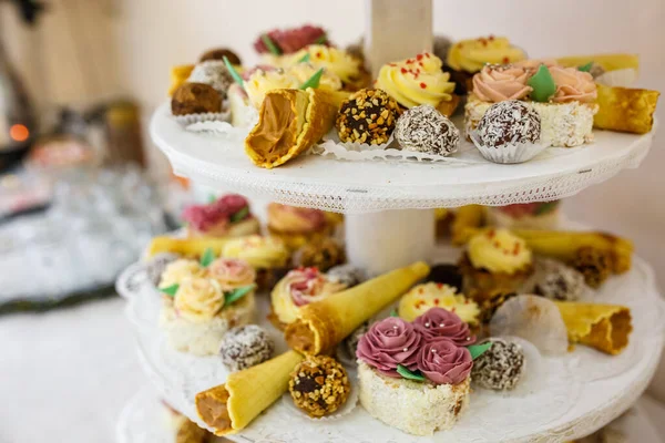 Widok na serwowane do dekorowanej kolacji weselnej słodycze stół bar z różnymi słodyczami — Zdjęcie stockowe