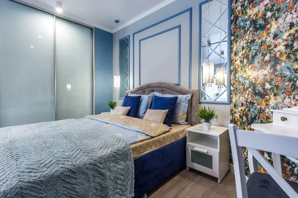 MINSK, BELARUS - SEPTIEMBRE, 2019: Interior del moderno dormitorio de lujo en apartamentos tipo estudio de color azul claro —  Fotos de Stock