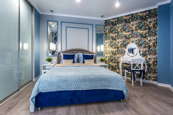 MINSK, BELARUS - SEPTIEMBRE, 2019: Interior del moderno dormitorio de lujo en apartamentos tipo estudio de color azul claro —  Fotos de Stock