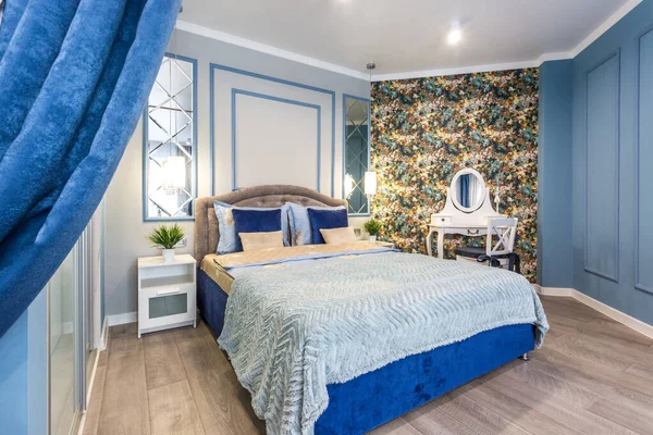 MINSK, BELARUS - SEPTIEMBRE, 2019: Interior del moderno dormitorio de lujo en apartamentos tipo estudio de color azul claro —  Fotos de Stock