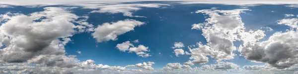 Panorama de hdri céu azul nublado sem costura 360 graus vista de ângulo com zênite e belas nuvens para uso em gráficos 3d como cúpula do céu ou editar tiro drone — Fotografia de Stock