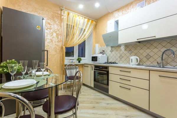 MINSK, BELARUS - SEPTIEMBRE, 2019: Interior de la moderna cocina de lujo con mesa de invitados en apartamentos tipo estudio de estilo minimalista — Foto de Stock