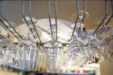 Bardaki resepsiyon masasında boş bardaklar asılı. Bardakları kapatın ve akşam yemeği için hazır olun.