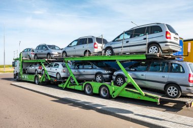 Zelva, Beyaz Rusya - Eylül 2019: Otoparkta birçok araba yüklü araba taşıyıcı kamyon