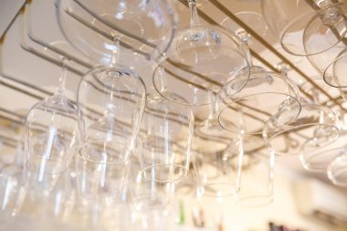 Bardaki resepsiyon masasında boş bardaklar asılı. Bardakları kapatın ve akşam yemeği için hazır olun.