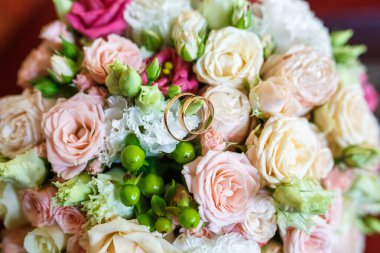 alyans ile yaz beyaz pembe gül parlak düğün buketi