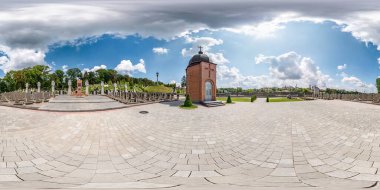 Lviv, Ukrayna - Ağustos 2019: Zenith ve nadir, zenith ile eşitliken projeksiyon Lychakiv mezarlığı bahçesinde tam küresel dikişsiz hdri panorama 360 derece