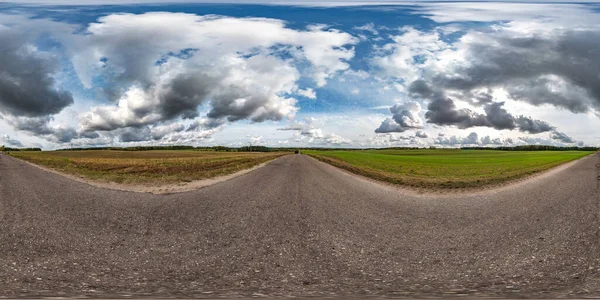 Pełna bezszwowa sferyczna panorama hdri 360 stopni widok kąta na starej drodze asfaltowej wśród pól jesiennych z niesamowitymi chmurami w równo prostokątnej projekcji, gotowy do Vr Ar treści rzeczywistości wirtualnej — Zdjęcie stockowe