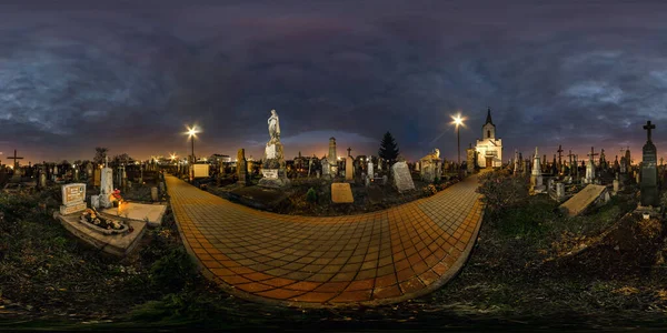 GRODNO, BELARO - AGOSTO, 2018: panorama notturno hdri sferico senza soluzione di continuità a 360 gradi su vecchio cimitero con lapidi e monumenti in proiezione equirettangolare con zenit, contenuto VR — Foto Stock