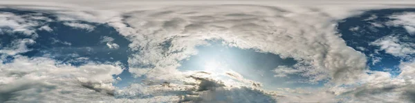 Panorama de hdri céu azul nublado sem costura 360 graus vista de ângulo com zênite e belas nuvens para uso em gráficos 3d como cúpula do céu ou editar tiro drone — Fotografia de Stock