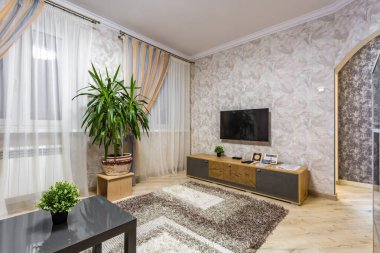 Minsk, Belarus - Eylül 2019: Açık renkli stüdyo dairelerdeki modern lüks misafir odası veya yatak odası