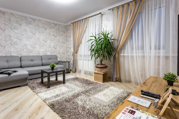 Minszk, Fehéroroszország - szeptember, 2019: Belső tér a modern luxus vendégszoba vagy hálószoba stúdió apartman világos színű stílusban — Stock Fotó